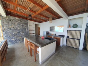 Fridge, oven, stovetop, cookware/dishes/utensils