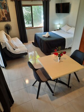 1 dormitorio, tabla de planchar con plancha, wifi gratis y ropa de cama