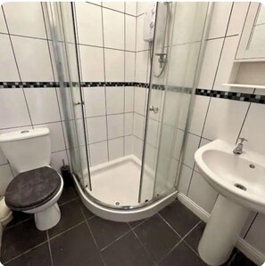 公寓 | 浴室 | 淋浴設備、毛巾、衛生紙