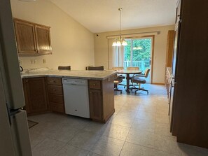 House | Private kitchen | Fridge, microwave, oven, stovetop - NOT Accepting Bookings Now! (Moorhead)