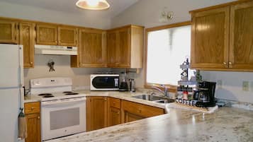 House | Private kitchen | Fridge, microwave, oven, stovetop