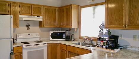 Huis | Privékeuken | Een koelkast, een microgolfoven, een oven, een kookplaat