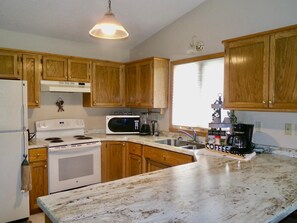 House | Private kitchen | Fridge, microwave, oven, stovetop - NOT Accepting Bookings Now! (Moorhead)