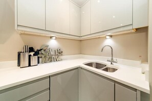 Kühlschrank, Mikrowelle, Ofen, Geschirrspüler