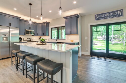 Fire Pit & Lake Views: Cozy Crooked River Retreat!