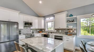 House (5 Bedrooms) | Interior