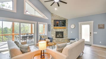 House (5 Bedrooms) | Living area | TV, fireplace, video game console, ping pong