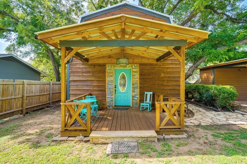 Pet-friendly Granbury Home w/ Yard, Near Downtown!