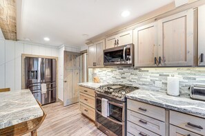 Apartment (3 Bedrooms) | Interior - Cozy Sun Valley Townhome w/ Mountain Views! (Sun Valley)