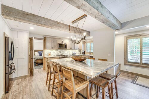 Cozy Sun Valley Townhome w/ Mountain Views!