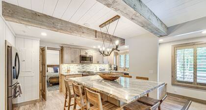 Cozy Sun Valley Townhome w/ Mountain Views!