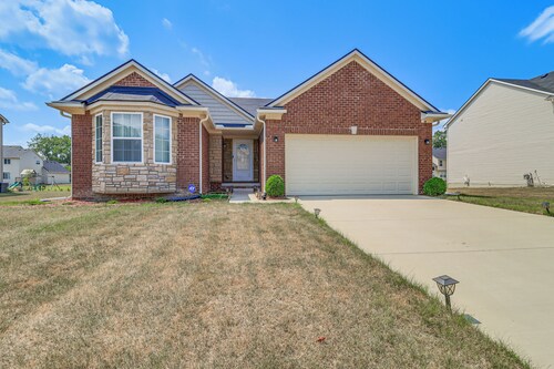 Michigan Home w/ Yard, 3 Mi to Detroit Airport