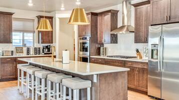 House (5 Bedrooms) | Interior