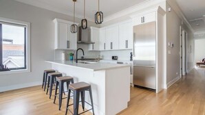 Private kitchen - Large 2-Bedroom w/ Huge Roofdeck view of Skyline (Chicago)