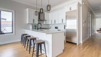 Coffee/tea maker, fridge, microwave, oven