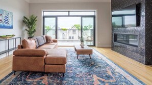Living area - Large 2-Bedroom w/ Huge Roofdeck view of Skyline (Chicago)