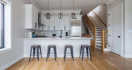 Large 2-Bedroom w/ Huge Roofdeck view of Skyline