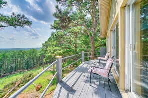 Interior - Broken Bow Escape w/ Mountain Views & Pool Access! (Broken Bow)