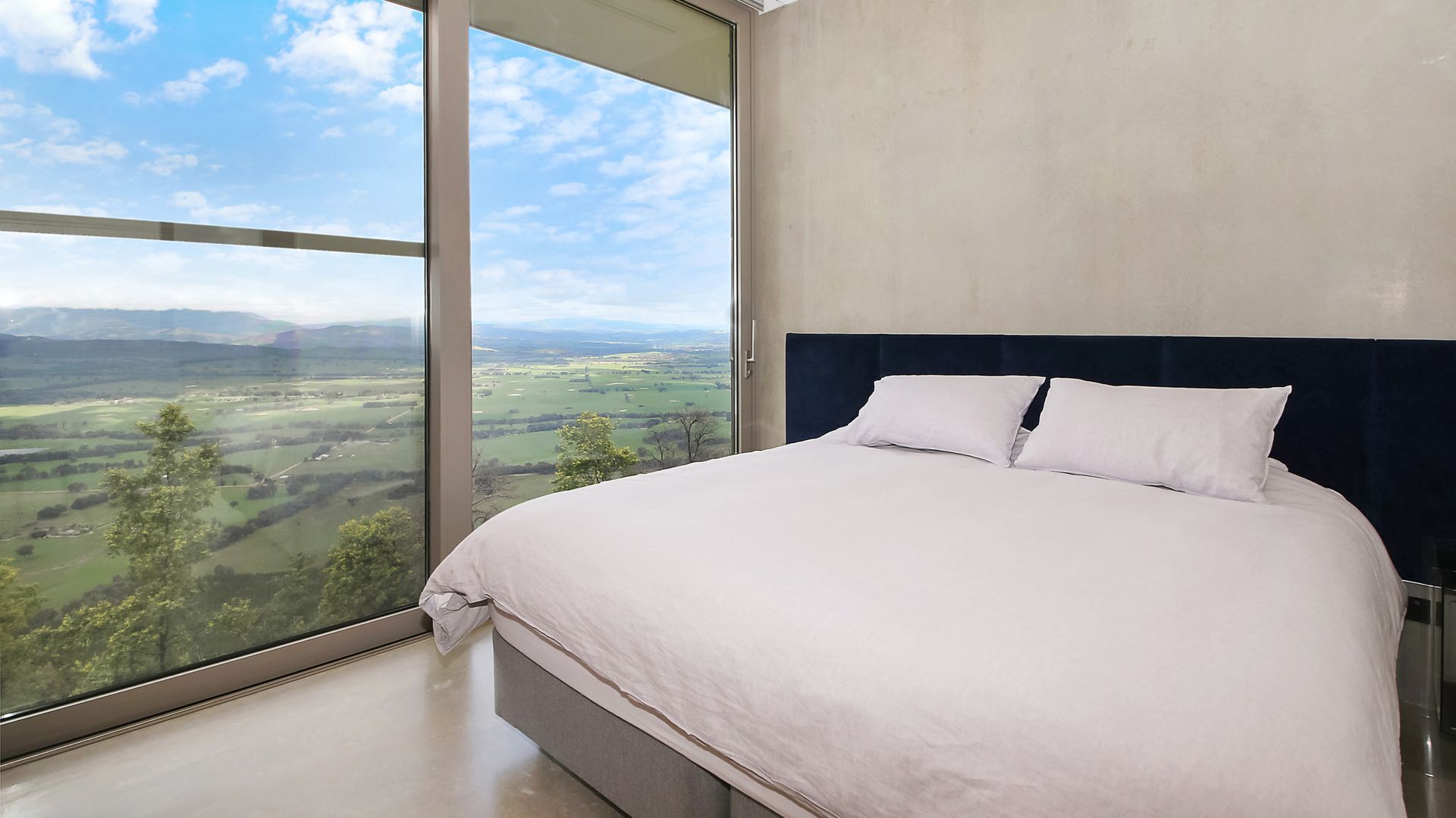 4 habitaciones, tabla de planchar con plancha, wifi y ropa de cama 