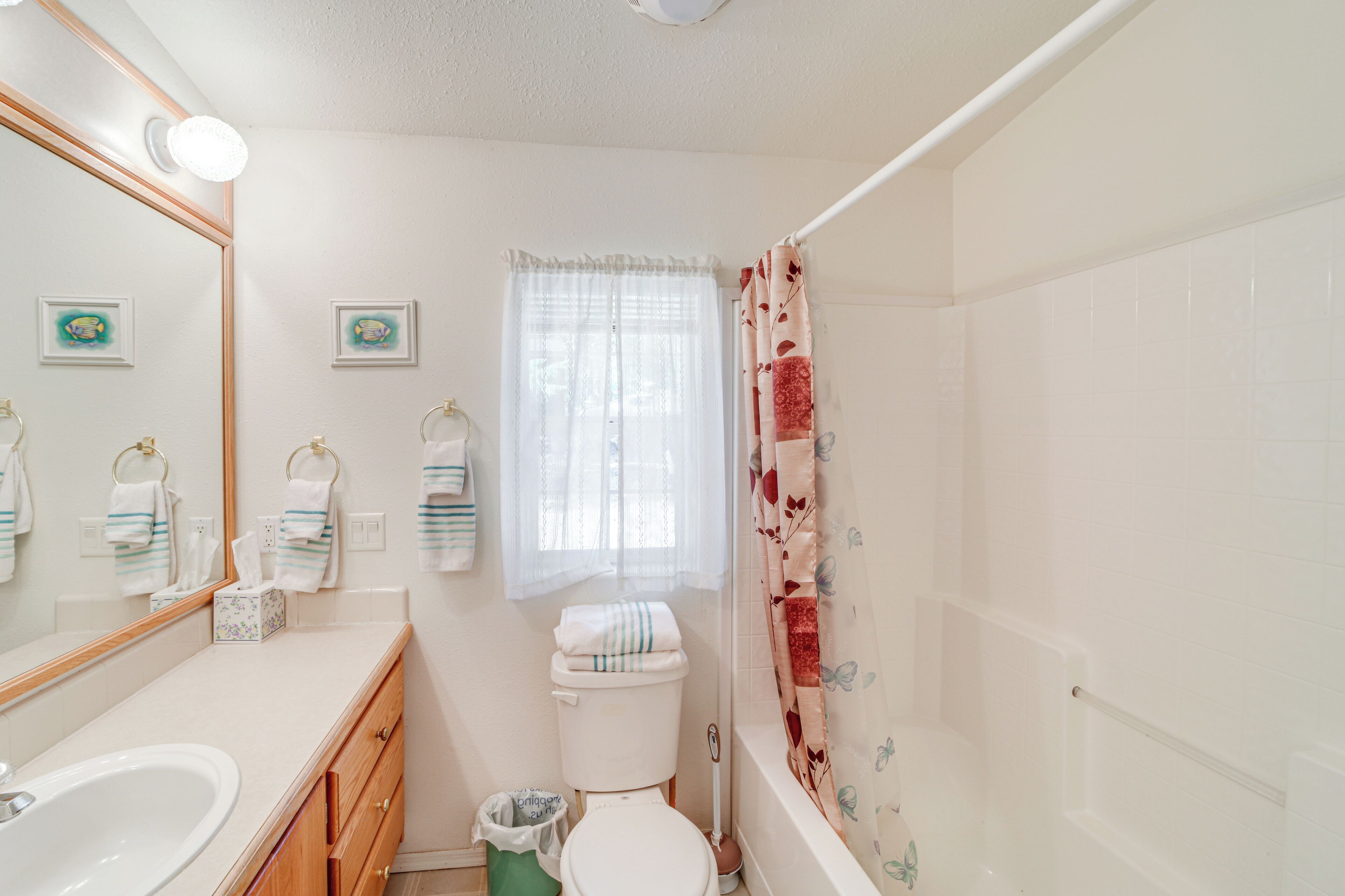 Un bagno con lavandino, WC e vasca da bagno.