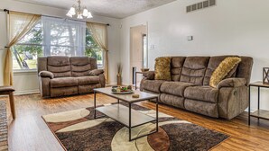 A living room with two sofas, a coffee table, and a rug. - 14 Mi to Lucas Oil Stadium: Fire Pit & Grill! (Indianapolis)
