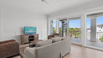 Televisión, chimenea y estéreo