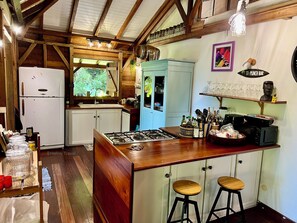 Kylskåp, mikrovågsugn, ugn och spishäll