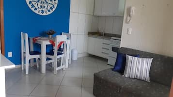 Apartamento clássico, vista para a piscina | 1 quarto, espaço de trabalho para notebook, Wi-Fi de cortesia