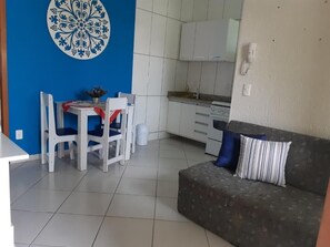 Apartamento clásico, vistas a la piscina | 1 dormitorio, espacio para trabajar con un portátil, wifi gratis
