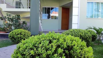 Apartamento conforto, vista para a piscina | 1 quarto, espaço de trabalho para notebook, Wi-Fi de cortesia