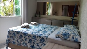 Egy hálószoba, amelyben található egy ágy, egy éjjeliszemélyzet, egy tükör és egy ablak, melyből zöld tájra nyílik kilátás.