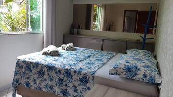 Apartamento clássico, vista para a piscina | 1 quarto, espaço de trabalho para notebook, Wi-Fi de cortesia