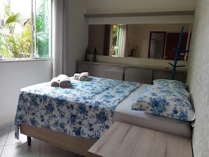 Apartamento clásico, vistas a la piscina | 1 dormitorio, espacio para trabajar con un portátil, wifi gratis