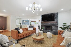 Televisie, een open haard en een kantoor