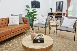 Televisie, een open haard en een kantoor