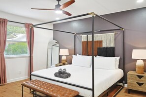 4 bedrooms, WiFi, bed sheets - 4-BD Serene Hideaway w Pool, Foosball, and Patio (Dallas)