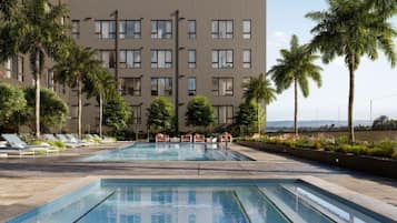 Una piscina al aire libre