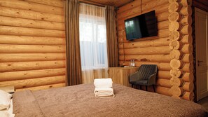Quarto casal básico, vista para o pátio | Cofres nos quartos, cortinas blackout, ferros/tábuas de passar roupa
