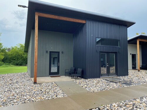 Lovely 2-bedroom cottage located in downtown Mount Vernon!