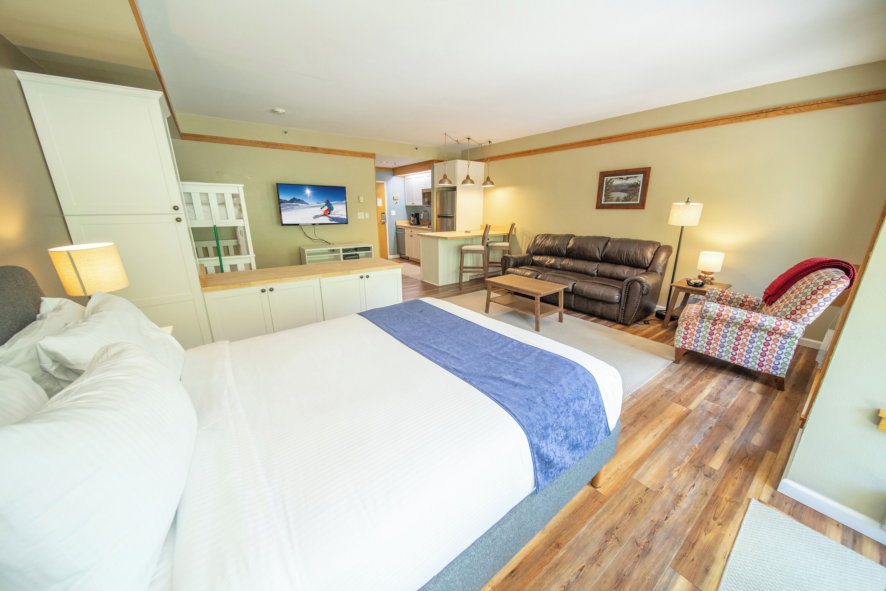 Deluxe Studio steps from Ski slopes & Hot Tubs!