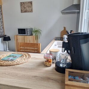 Fridge, microwave, oven, stovetop - Studio in the heart of a Normandy house between Mont Saint Michel and the bocage (Isigny-le-Buat)