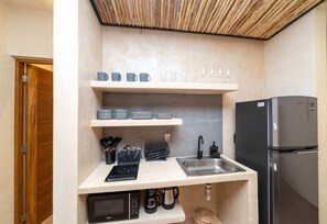 Kühlschrank, Mikrowelle, Herdplatte, Wasserkocher mit Kaffee-/Teezubehör