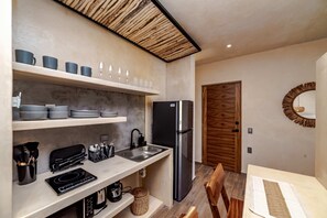 Refrigerador, microondas, parrilla de estufa y cafetera y tetera 