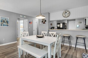Dining - 🌊Beachview 107-🐾Pet Friendly🐾-2BR-Close To The Beach🌊 (Navarre Beach)