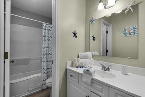 Hair dryer, towels - 🌊Beachview 107-🐾Pet Friendly🐾-2BR-Close To The Beach🌊 (Navarre Beach)