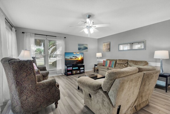 Smart TV, DVD player - 🌊Beachview 107-🐾Pet Friendly🐾-2BR-Close To The Beach🌊 (Navarre Beach)