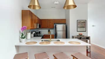 Køleskab, mikrobølgeovn, ovn, kogeplade