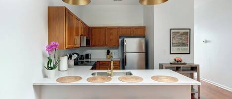 Kjøleskap, mikrobølgeovn, ovn og kokeplater