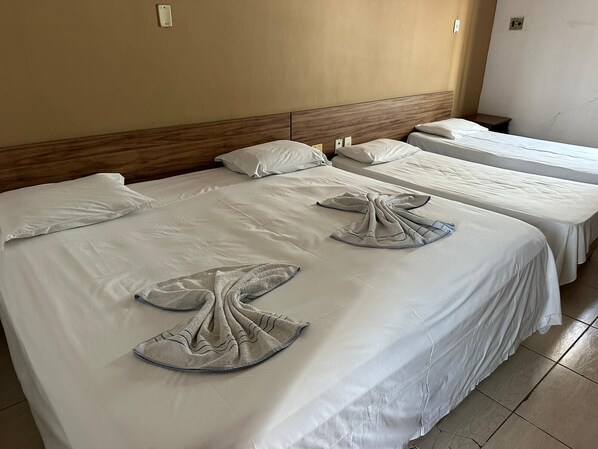 غرفة ثلاثية بتجهيزات أساسية | واي فاي مجانًا