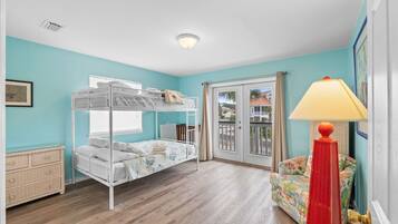 4 slaapkamers, een strijkplank/strijkijzer, gratis wifi, beddengoed